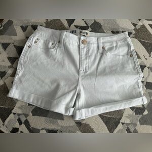 Seven7 Women's Crisp White Jean Shorts NWT  Size 4